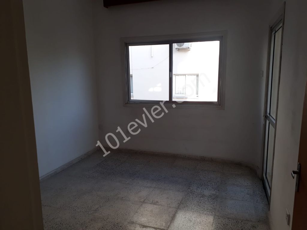 Gönyeli'de Benli Market Arkasında 3+2 Eşyasız Kiralık Daire