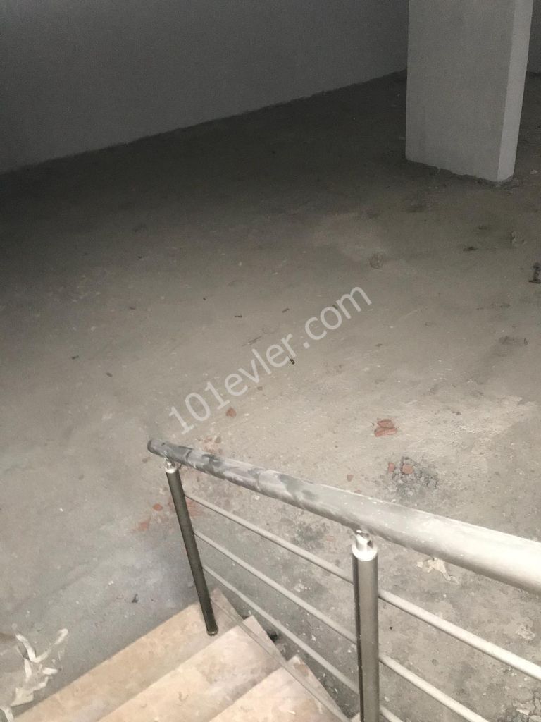 Gönyeli'de (300m2)  Sende + Giriş Kat Türk Tapulu Kiralık  Dükkan