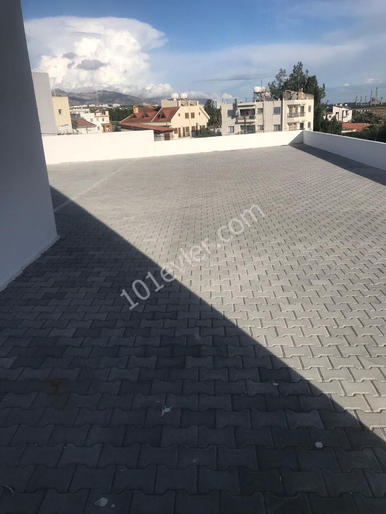 Gönyeli'de (300m2)  Sende + Giriş Kat Türk Tapulu Kiralık  Dükkan