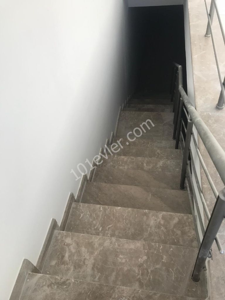 Gönyeli'de (300m2)  Sende + Giriş Kat Türk Tapulu Kiralık  Dükkan