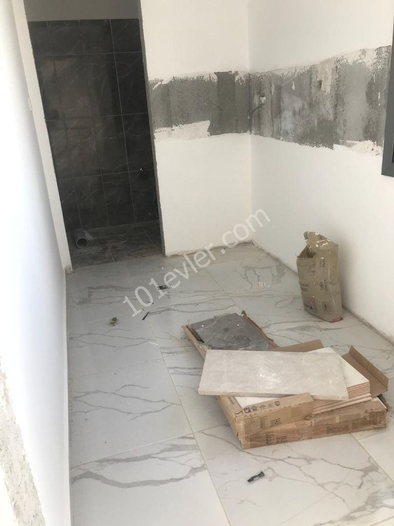 Gönyeli'de (300m2)  Sende + Giriş Kat Türk Tapulu Kiralık  Dükkan