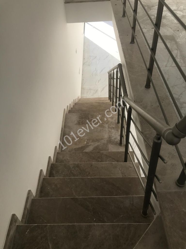 Gönyeli'de (300m2)  Sende + Giriş Kat Türk Tapulu Kiralık  Dükkan