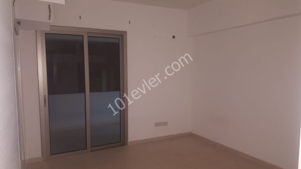 Yenişehir'de Stadyum Manzaralı 140m2 + 3 Balkonlu + 2 Banyo Wc'li + Geniş ve Ferah Merkezi Konumda Daire Kiralıktır.   