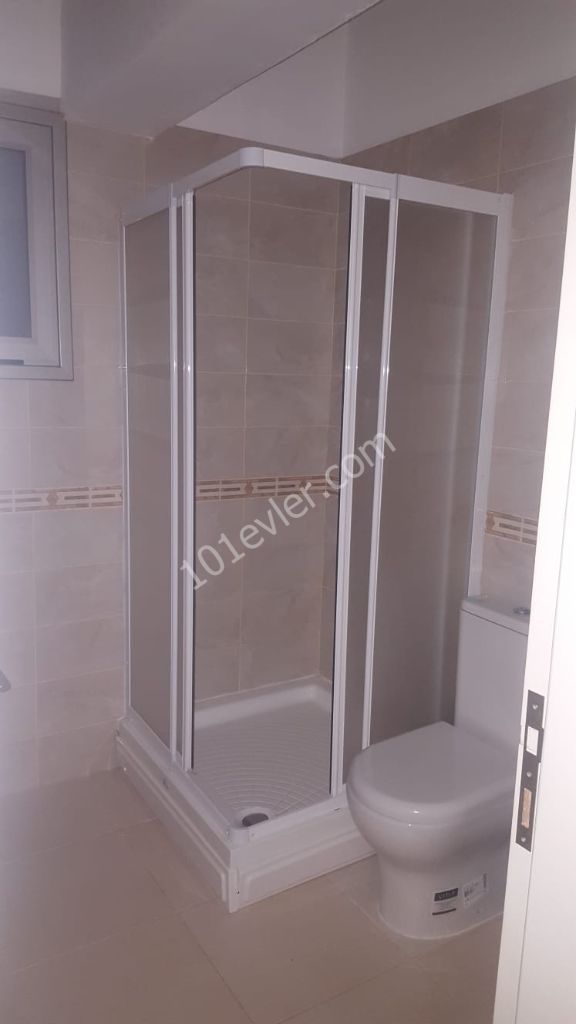 Yenişehir'de Stadyum Manzaralı 140m2 + 3 Balkonlu + 2 Banyo Wc'li + Geniş ve Ferah Merkezi Konumda Daire Kiralıktır.   