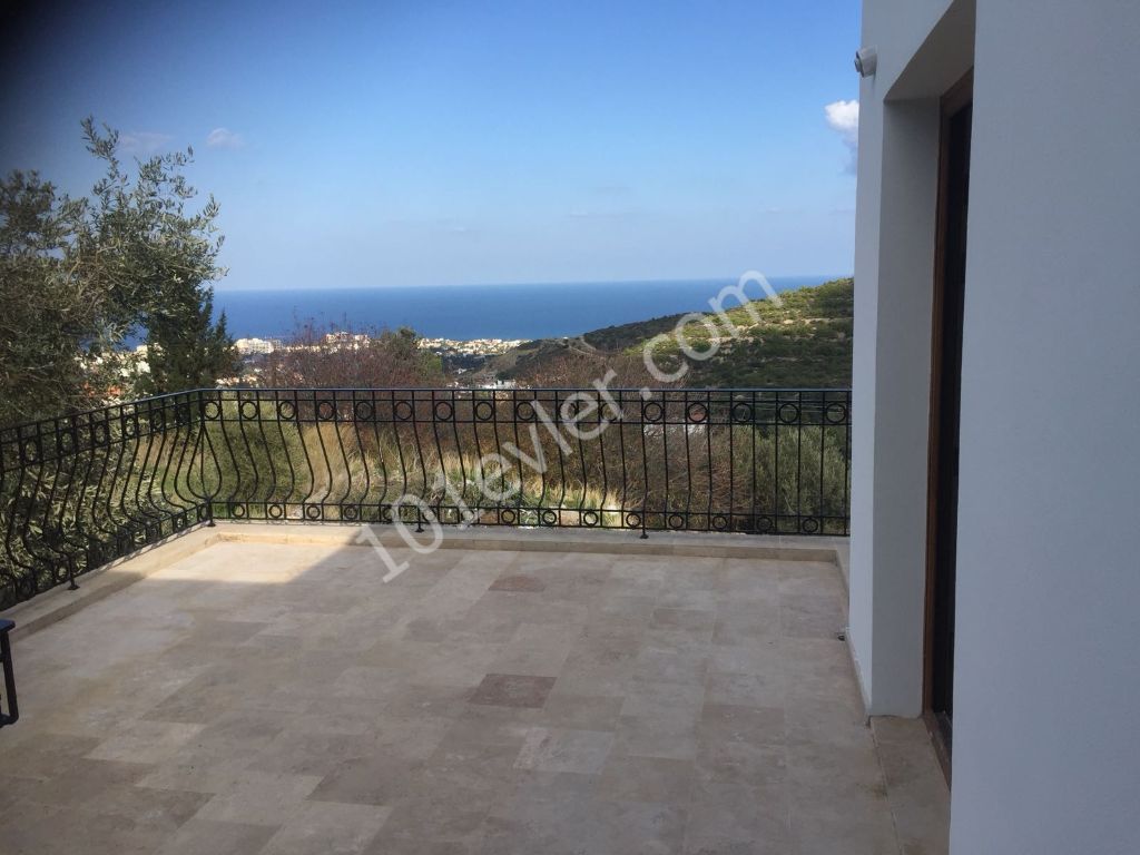 Alsancak in Kyrenia (150 m2) 3 + 1 Wohnungen mit Berg - und Meerblick ** 