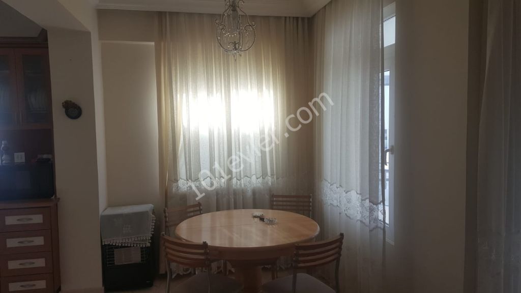 Girne Merkezde 3+1 Geniş 125 m2 Ara Kat Mükemmel İnşaat Kalitesi ile Yapılmış Full Eşyalı Satılıktır- Tüm Vergileri Ödenmiş FIRSAT