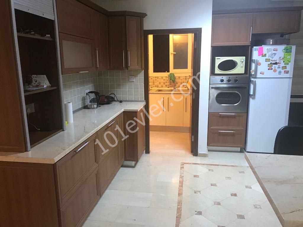 Girne Merkez'de Full Eşyalı 3+1 115m2 Kiralık Daire 