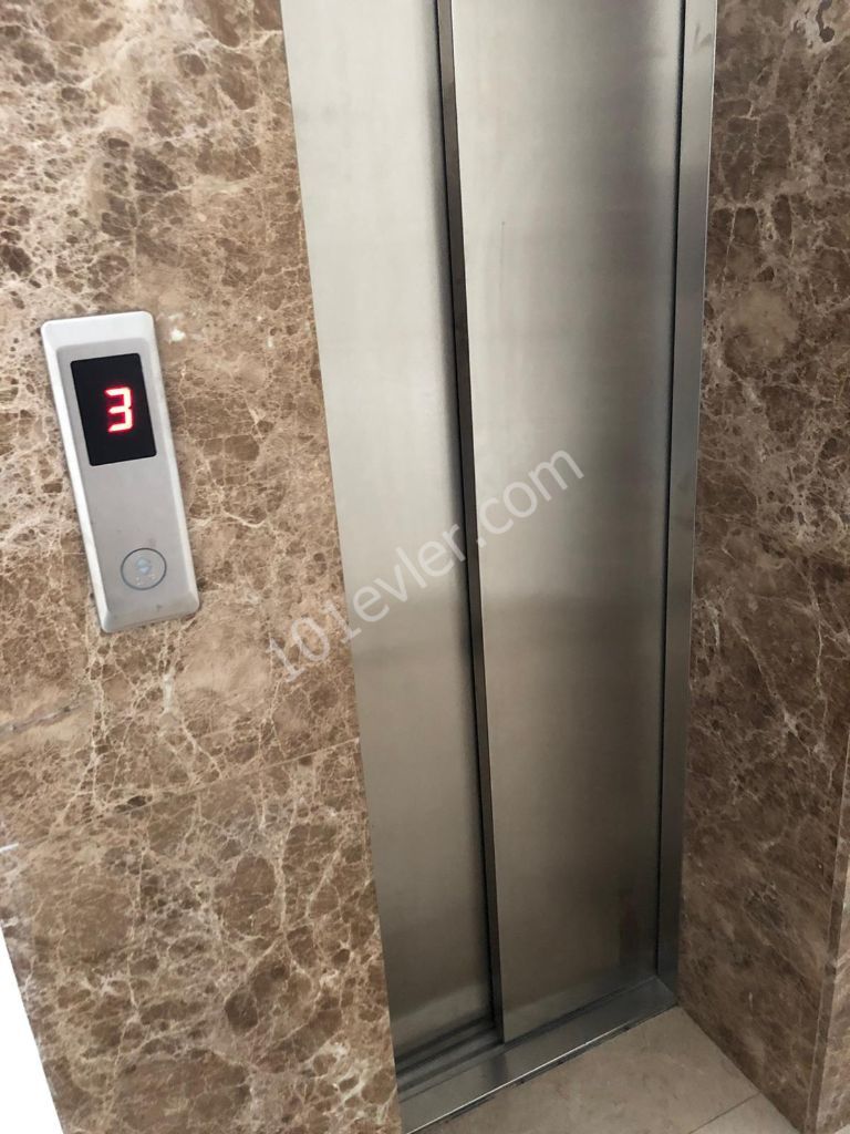 Gönyeli'de Balkonlu Asansörlü Full Eşyalı Kiralık Daire 