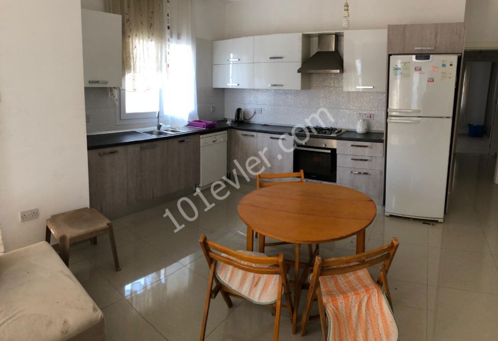 Gönyeli'de Balkonlu Asansörlü Full Eşyalı Kiralık Daire 