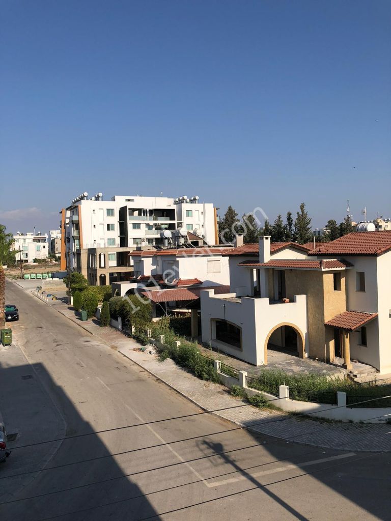 Gönyeli'de Balkonlu Asansörlü Full Eşyalı Kiralık Daire 