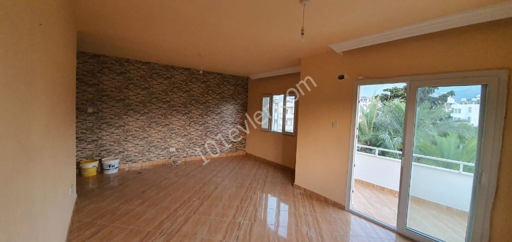 Girne Merkezde -Ortak Havuzlu  (Palmiye 2 Sitesinde) Full Tadilatlı / Bakımlı 3+1 (120m2) Eşyasız Daire