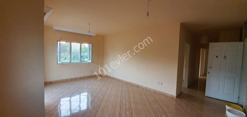 Girne Merkezde -Ortak Havuzlu  (Palmiye 2 Sitesinde) Full Tadilatlı / Bakımlı 3+1 (120m2) Eşyasız Daire