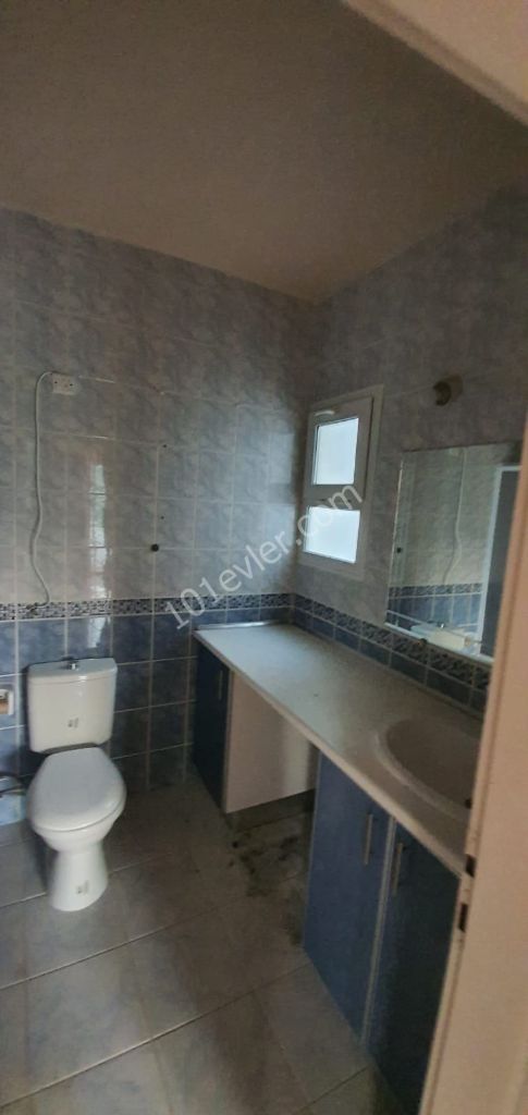 Girne Merkezde -Ortak Havuzlu  (Palmiye 2 Sitesinde) Full Tadilatlı / Bakımlı 3+1 (120m2) Eşyasız Daire