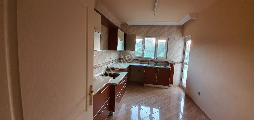 Girne Merkezde -Ortak Havuzlu  (Palmiye 2 Sitesinde) Full Tadilatlı / Bakımlı 3+1 (120m2) Eşyasız Daire