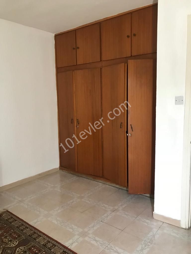 Köşklüçiftlik Dereboyu'nda  Durak Ve Markete Çok Yakın Full Eşyalı Asansörlü 3+1 (140m2)  Kiralık Daire 