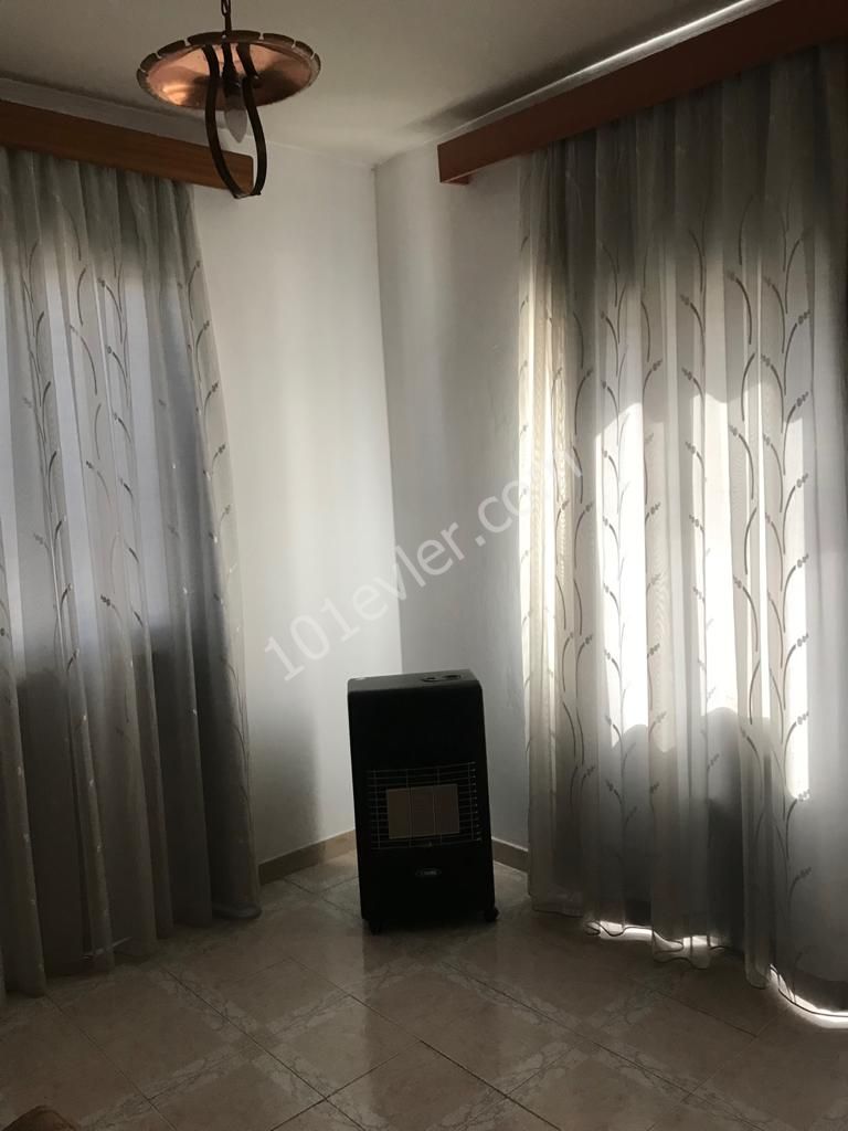 Köşklüçiftlik Dereboyu'nda  Durak Ve Markete Çok Yakın Full Eşyalı Asansörlü 3+1 (140m2)  Kiralık Daire 