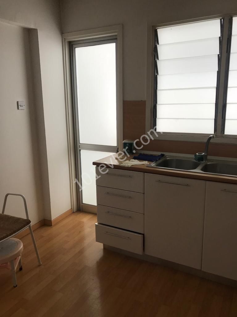 Köşklüçiftlik Dereboyu'nda  Durak Ve Markete Çok Yakın Full Eşyalı Asansörlü 3+1 (140m2)  Kiralık Daire 