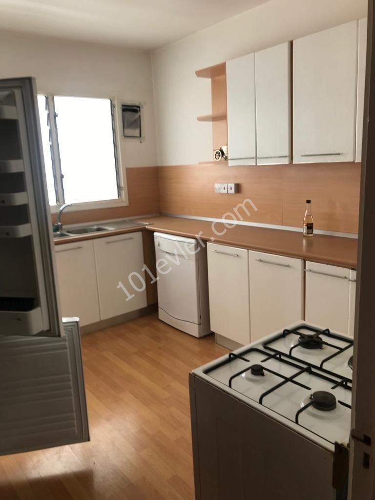 Köşklüçiftlik Dereboyu'nda  Durak Ve Markete Çok Yakın Full Eşyalı Asansörlü 3+1 (140m2)  Kiralık Daire 