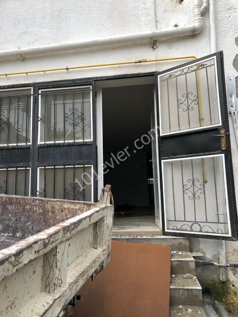  Lefkoşa Surlariçi- Girne Caddesinde Sendeli Kiralık Dükkan (Fiyatı Düştü)