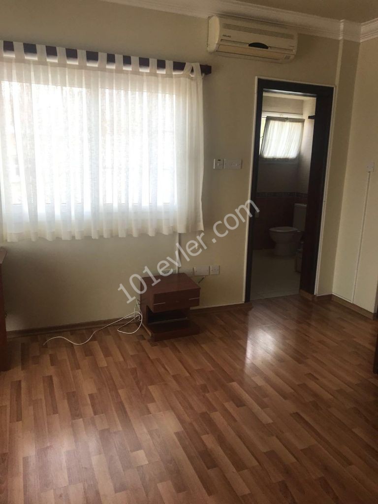 Girne- Edremit'te Özel Havuzlu Kiralık 3+1 Eşyasız Villa !