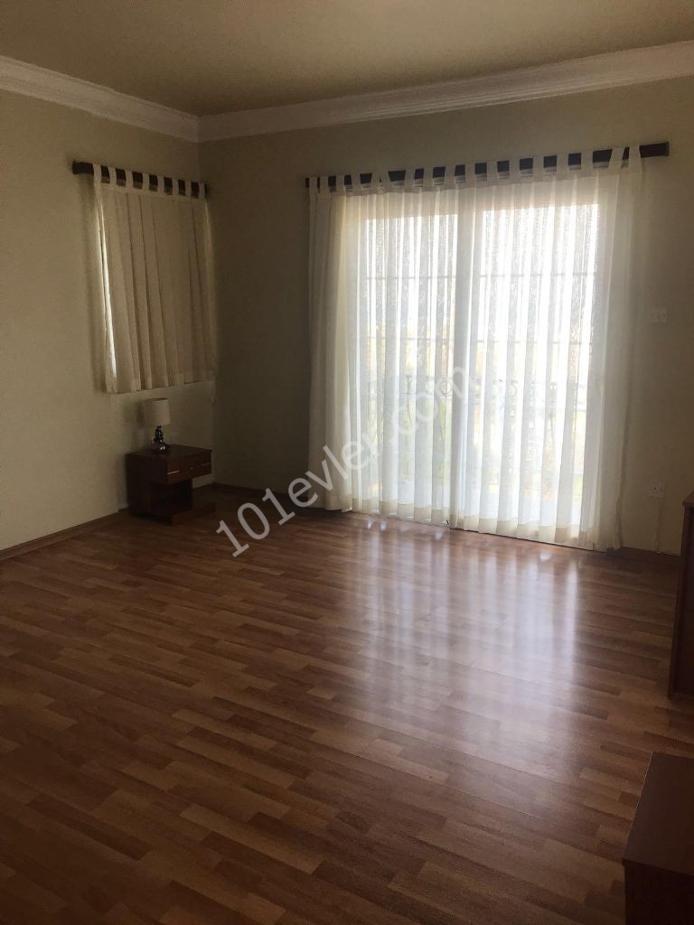 Girne- Edremit'te Özel Havuzlu Kiralık 3+1 Eşyasız Villa !