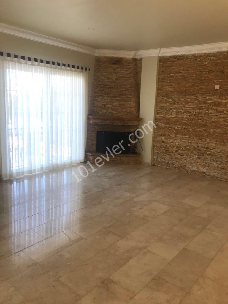 Girne- Edremit'te Özel Havuzlu Kiralık 3+1 Eşyasız Villa !