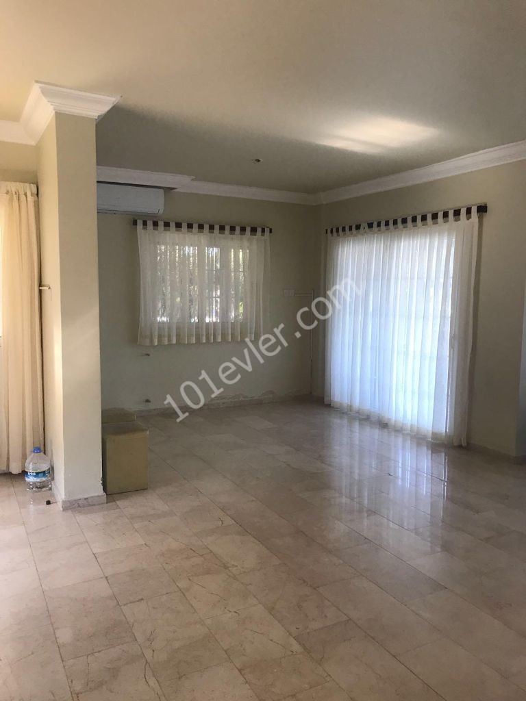 Girne- Edremit'te Özel Havuzlu Kiralık 3+1 Eşyasız Villa !