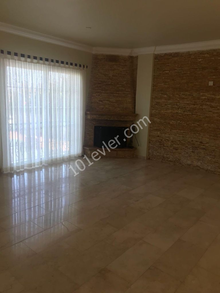 Girne- Edremit'te Özel Havuzlu Kiralık 3+1 Eşyasız Villa !