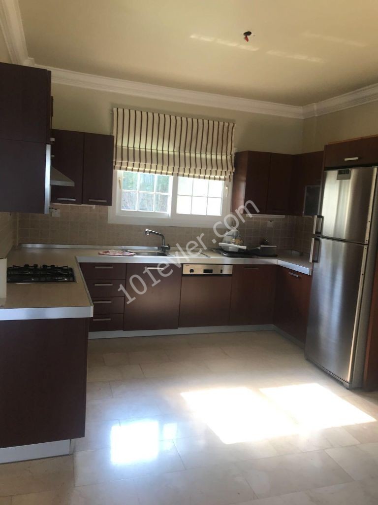 Girne- Edremit'te Özel Havuzlu Kiralık 3+1 Eşyasız Villa !