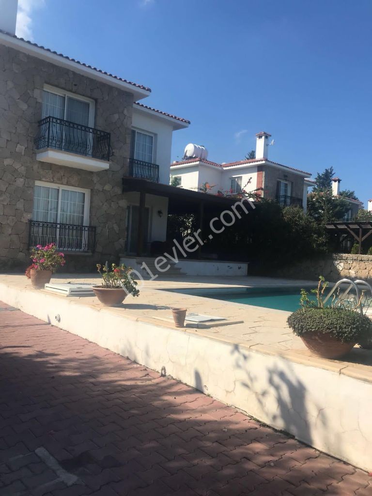 Girne- Edremit'te Özel Havuzlu Kiralık 3+1 Eşyasız Villa !