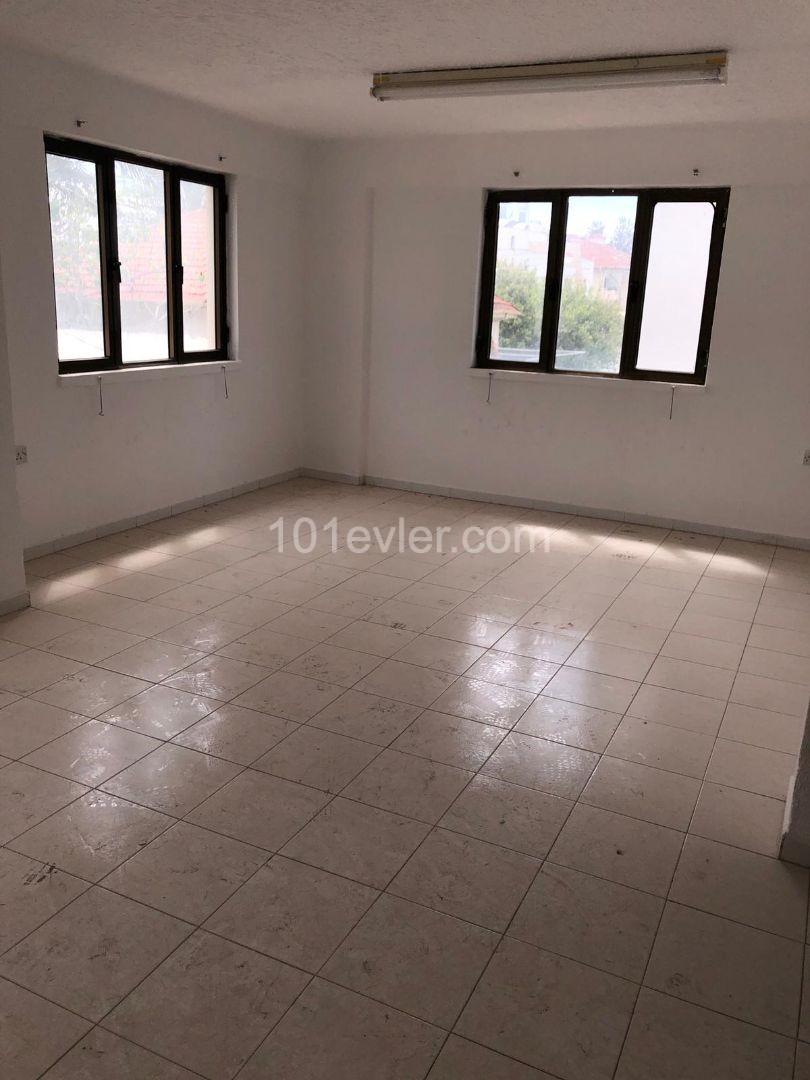 Yenişehir'de 3 Katlı, Geniş Bodrumlu, Kiralık Dükkan ( 3 Ay Ödemeli)