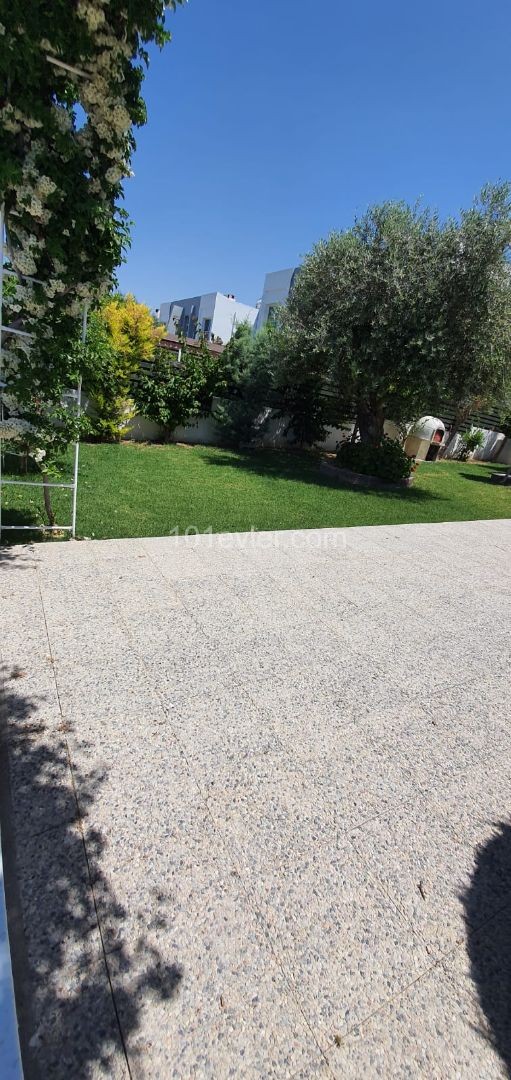 Karmi'de Dağ ve Deniz Manzaralı, Huzurlu Bölgede Satılık 3+2 İkiz Villa