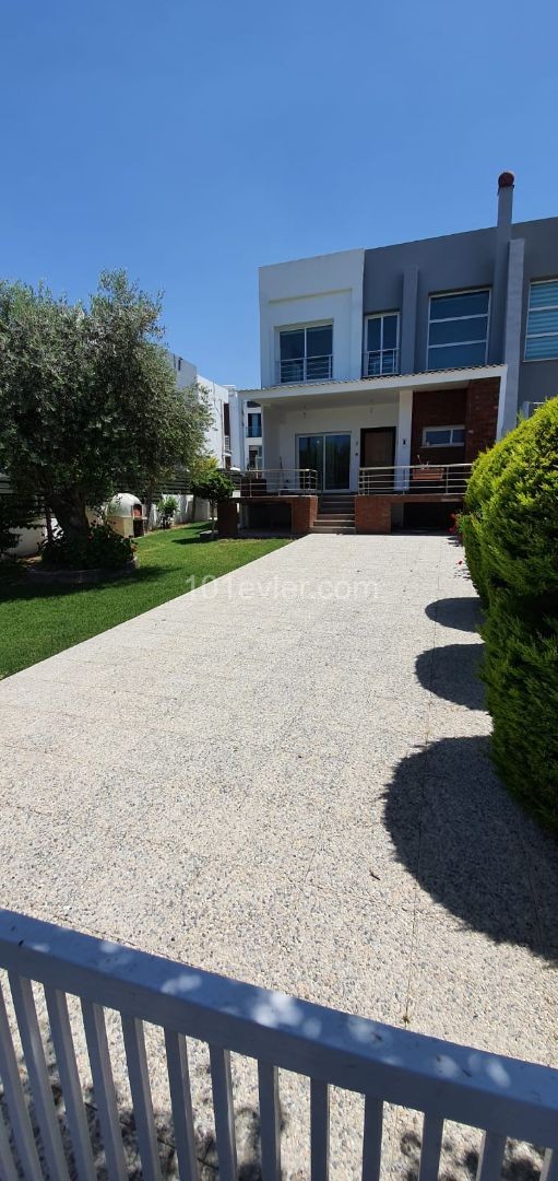 Karmi'de Dağ ve Deniz Manzaralı, Huzurlu Bölgede Satılık 3+2 İkiz Villa