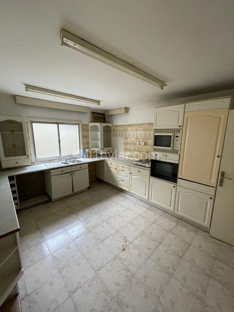 Köşklüçiftlik'te  Yol Üzerinde Kiralık Ticari İzinli 3+1 Daire 