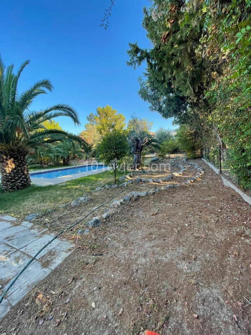 Ozanköy in der Türkei Tatulu zu Fuß vom Meer entfernt 1421 m2 mit Pool 350 m2 Lu Llov 4 + 2 Villa ** 