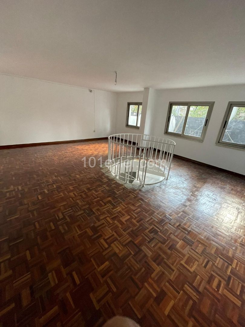 Kioskmiete in sehr zentraler Lage mit 280 m2 Ladenfläche-geeignet für den Einsatz als Sho ②room / Versicherung / Büro ** 