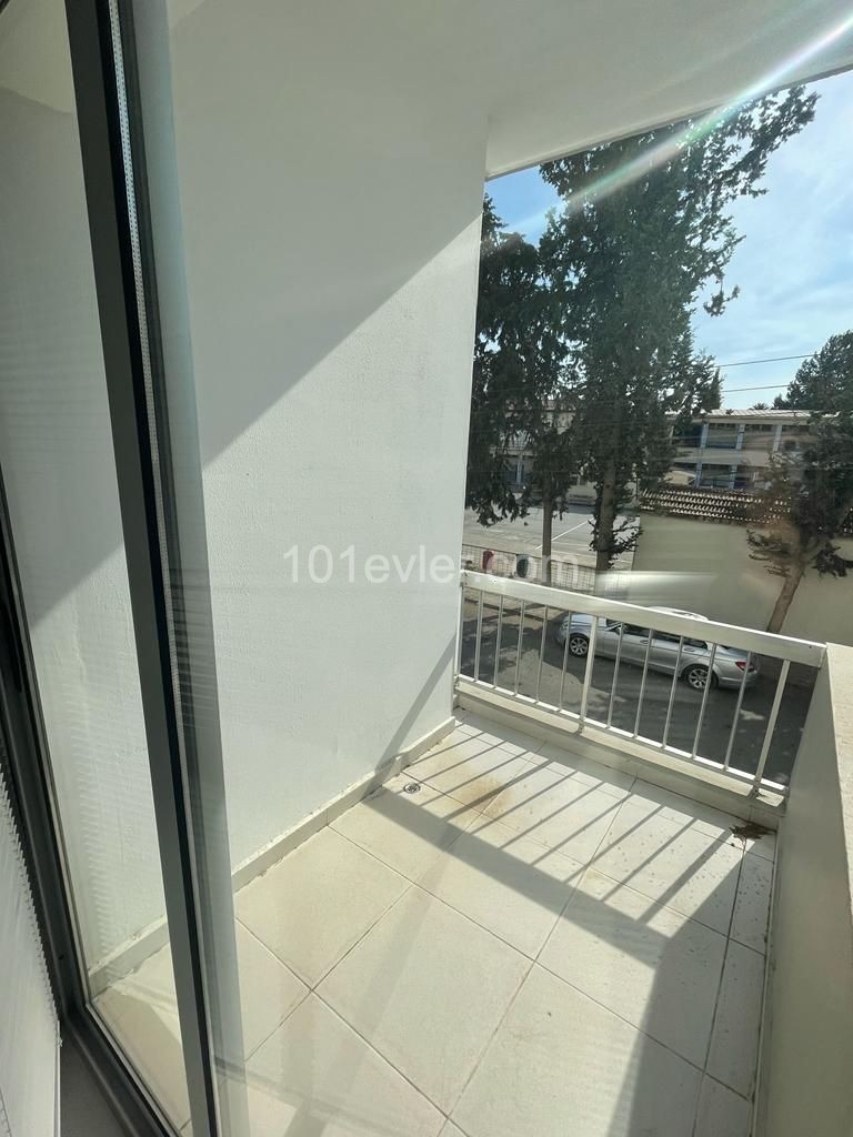 Köşklüçiftllik'te Eşyasız Kiralık Ticari İzinli Lüx 2+1 Daire (Ofis - Klinik vb. Kullanıma Uygun)