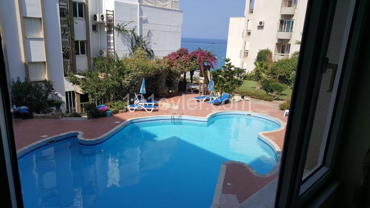 Girne Merkezde Denize Sıfır +Eşyalı + Ortak Havuzlu- 3+1 Daire