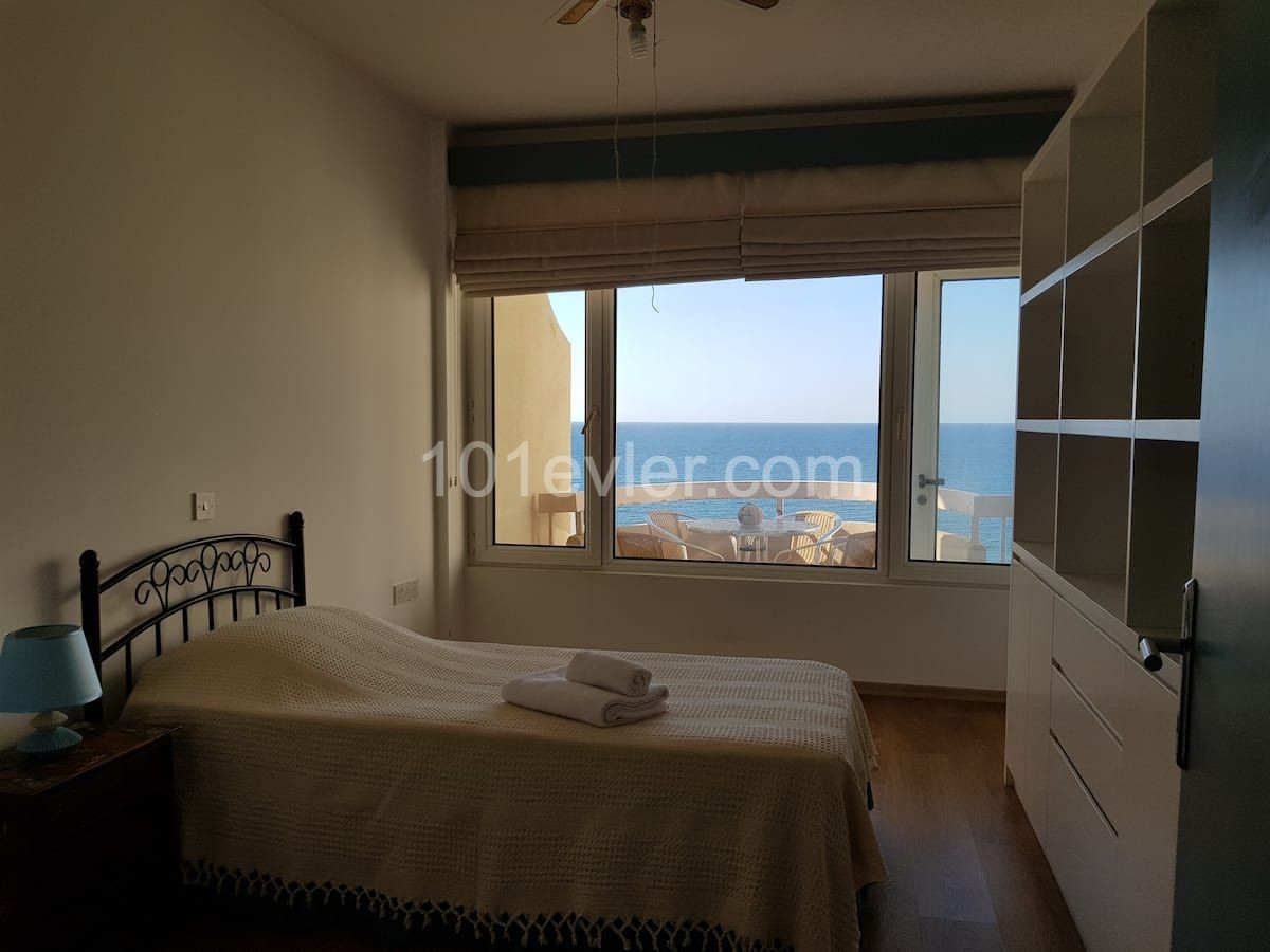 Girne Merkezde Denize Sıfır +Eşyalı + Ortak Havuzlu- 3+1 Daire