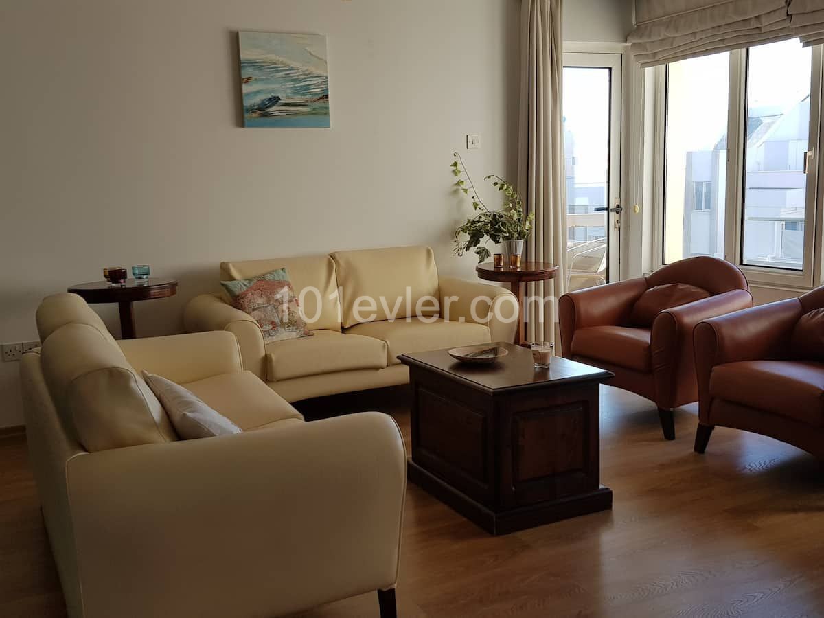 Girne Merkezde Denize Sıfır +Eşyalı + Ortak Havuzlu- 3+1 Daire