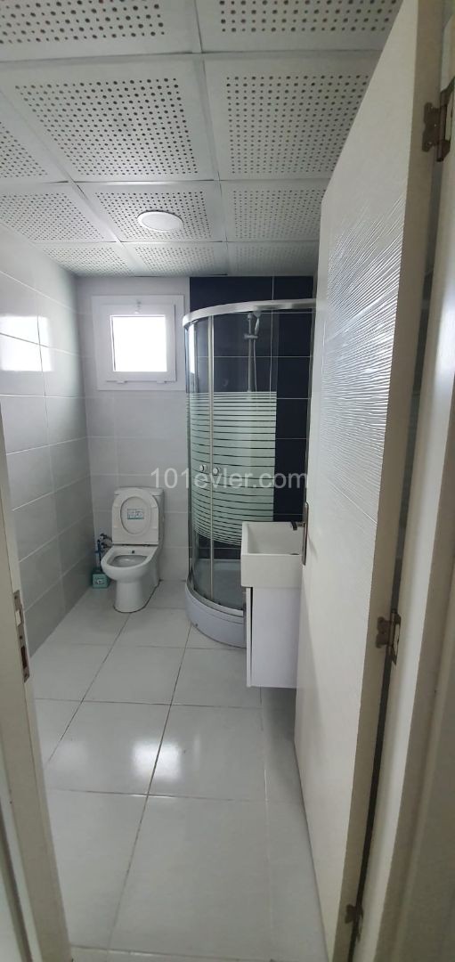 Girne- Zeytinlik'te Şehir Merkezi ve  GAU ye Çok Yakın Mesafede Deniz Manzaralı Kiralık 2+1 Daire