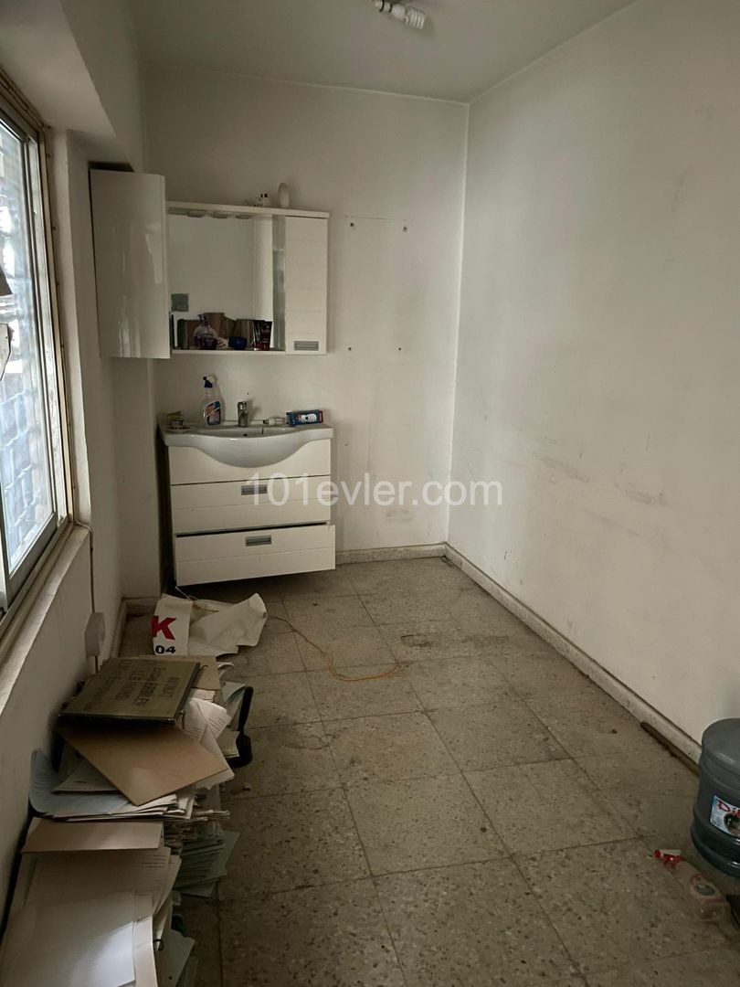 Büro zum Verkauf in Gehweite zu den Gerichten in Nikosia Stadtmauern ** 