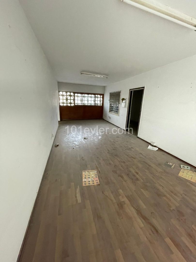 Büro zum Verkauf in Gehweite zu den Gerichten in Nikosia Stadtmauern ** 