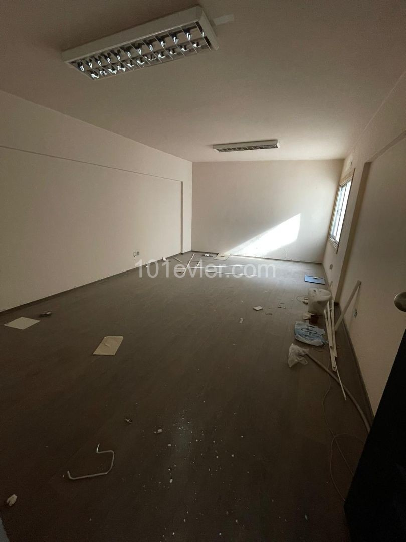 Büro zum Verkauf in Gehweite zu den Gerichten in Nikosia Stadtmauern ** 