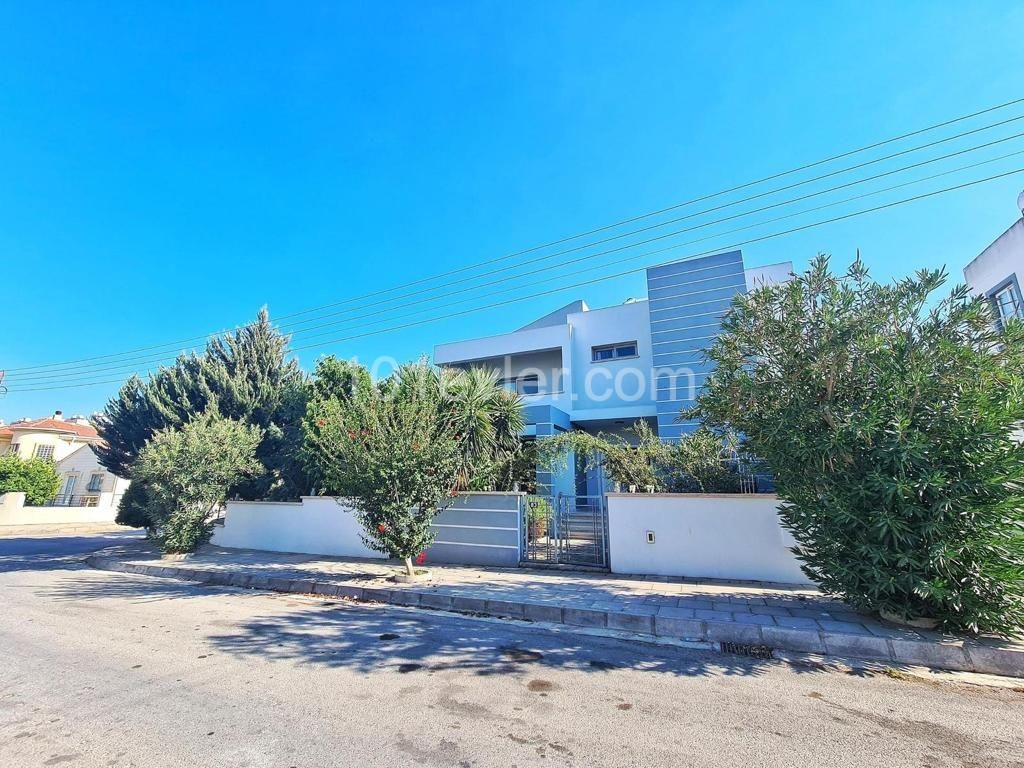 4+2 Villa Mit Großem Garten Zum Verkauf In Nikosia-Kermiya ** 