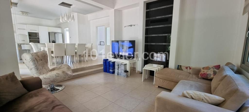 4+2 Villa Mit Großem Garten Zum Verkauf In Nikosia-Kermiya ** 