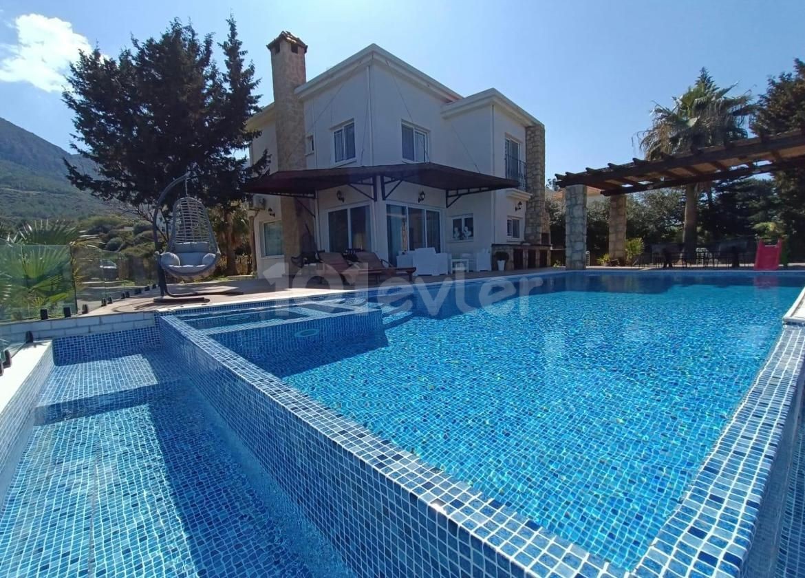 Girne Zeytinlik’te Günlük Müstakil Lüks Özel Yüzme Havuzlu Ful Eşyalı Villa!