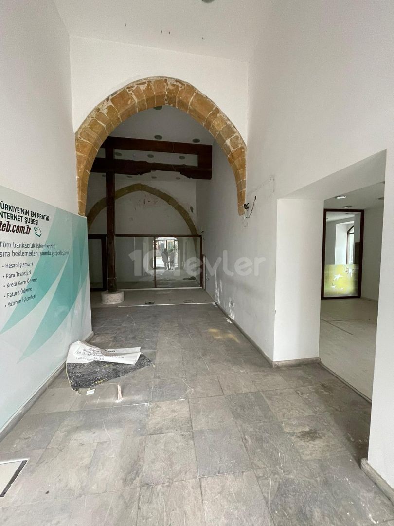 Lefkoşa Surlariçi'nde Kiralık 350 m2 - 2 Katlı Köşe Dükkan