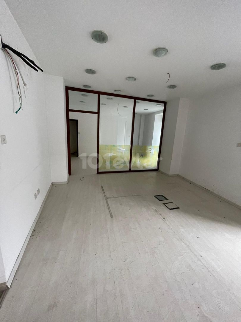 Lefkoşa Surlariçi'nde Kiralık 350 m2 - 2 Katlı Köşe Dükkan