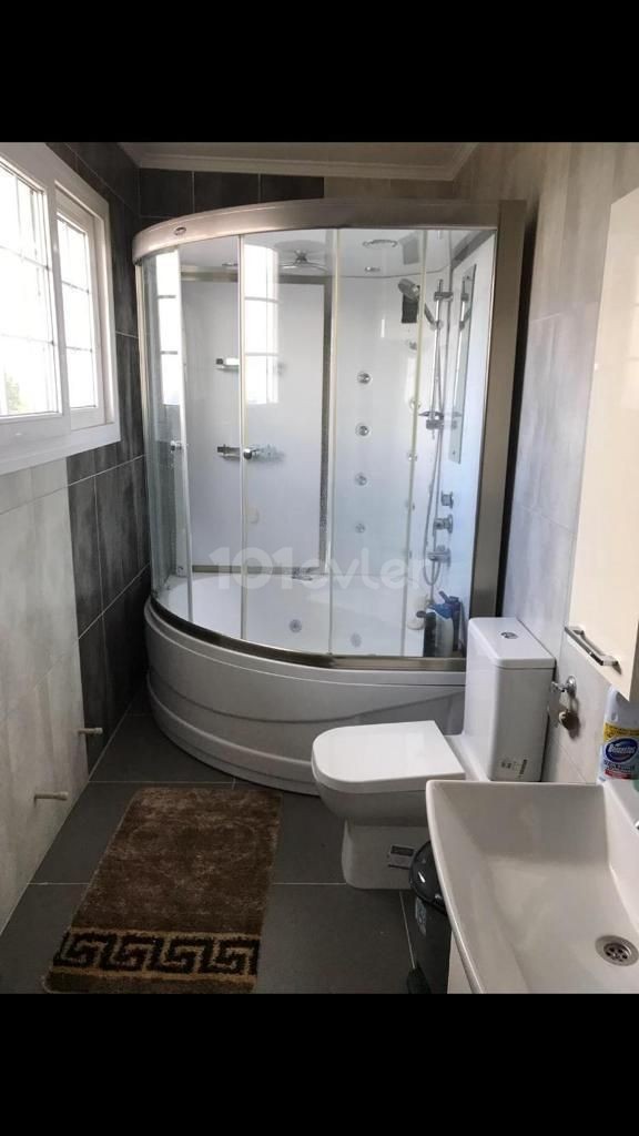 Çatalköy'de Mükemmel Konumda Dağ ve Deniz Manzaralı 3+1 Kiralık Villa